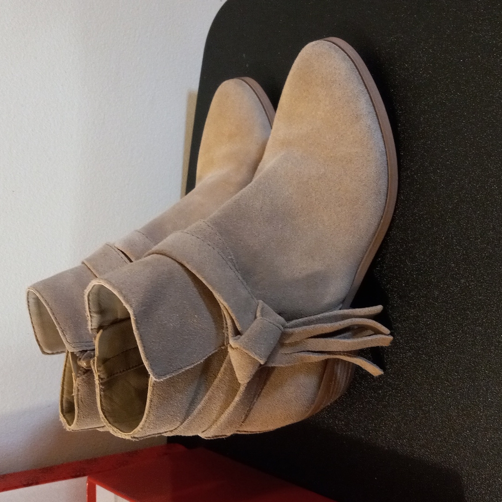 Clean like new GUESS Tan Suede Western Fringe Boots!